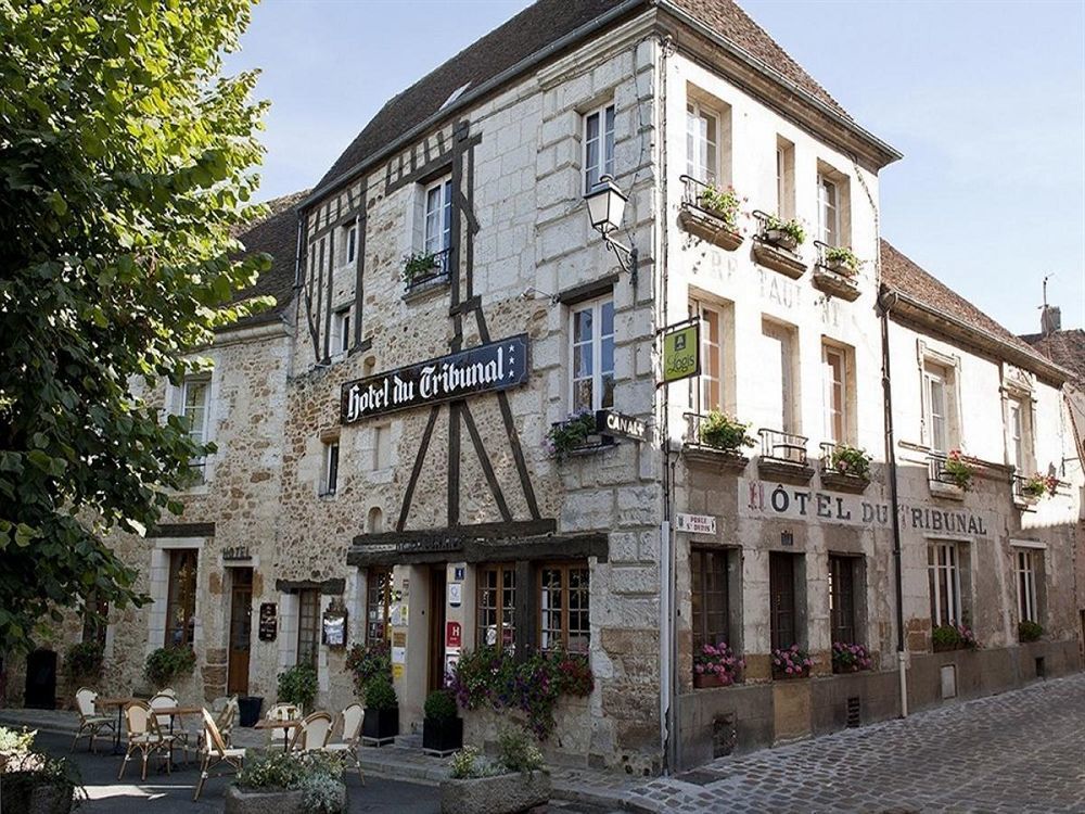 מונטניה-או-פרש Logis - Hotel & Restaurant Du Tribunal מראה חיצוני תמונה